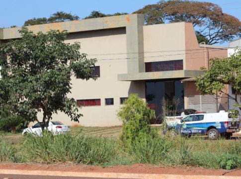 Dona de fábrica desrespeita quarentena e esconde funcionários no banheiro durante ‘batida’