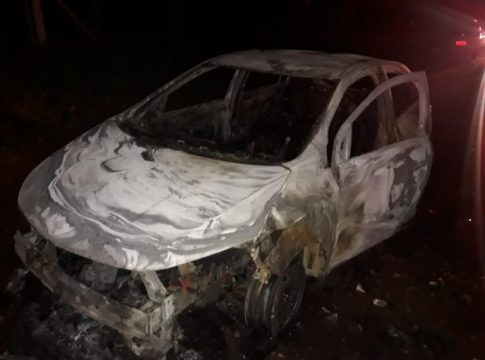 Homem é encontrado morto a poucos metros de carro com corpo carbonizado dentro