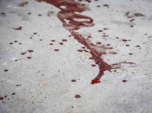 Pedreiro é morto a facadas por esposa durante bebedeira no Tarumã