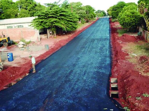 Prefeitura de Eldorado leva asfalto a dois bairros