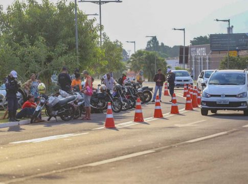 Donos de veículos com placas finais 1 e 2 têm de pagar licenciamento neste mês