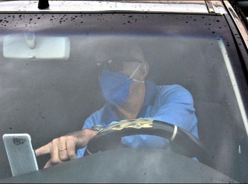 Multa para taxistas e motoristas de aplicativo que não usarem máscara é de R$ 1 mil