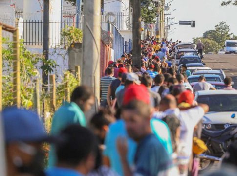 Semana começa com quase mil pessoas em fila de agência para saque de auxílio