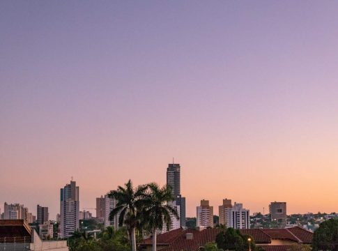 Sol aparece entre nuvens e temperaturas aumentam no decorrer do dia