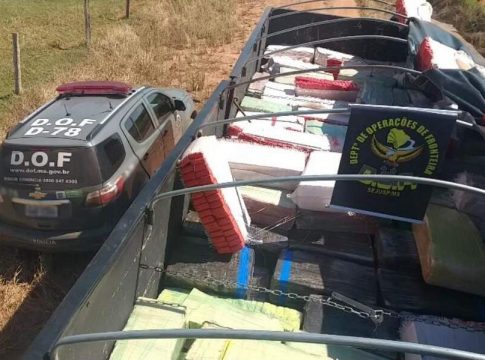 Com o apoio da PF, DOF apreende caminhão com 8,5 toneladas de maconha