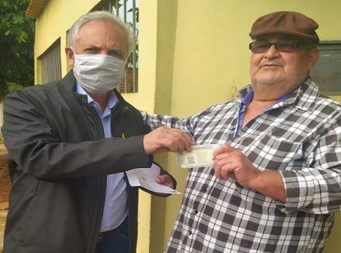 Envio de CNH por Correios tem início e presidente do Detran-MS faz a primeira entrega pessoalmente
