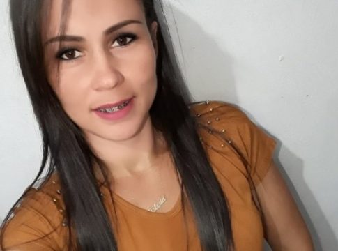 Ex-marido mata mulher na frente da filha e vizinhos filmam em MS