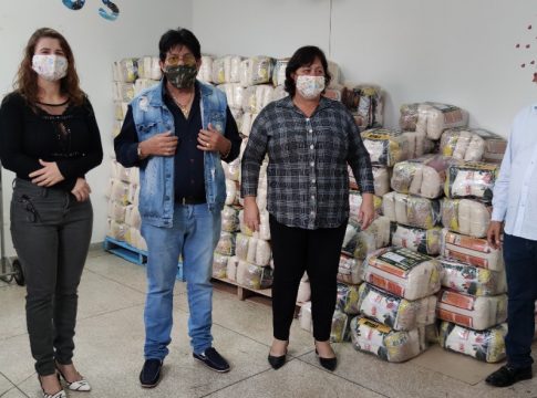Prefeitura de Mundo Novo entrega cestas básicas em parceria com o Governo do Estado