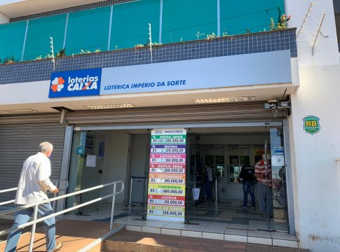 Com prêmio acumulado em R$ 100 milhões, moradores correm até lotéricas para apostar na Mega-Sena