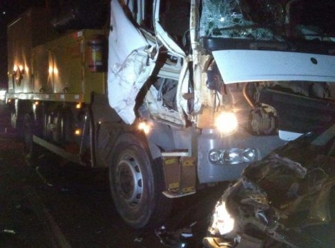 Durante ultrapassagem, carro bate em caminhão que é arrastado por 30 metros