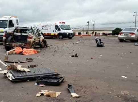 Mulher e bebê de 1 ano são socorridas em acidente entre dois carros na BR-163
