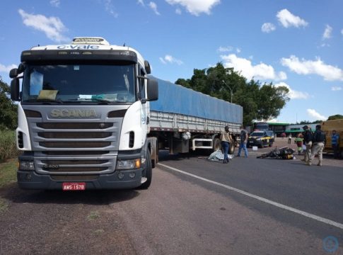 Motociclista morre ao atingir lateral de carreta que atravessava a pista da BR-163