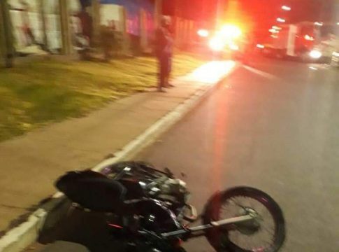 Adolescente morre após motocicleta subir em canteiro e bater em árvore