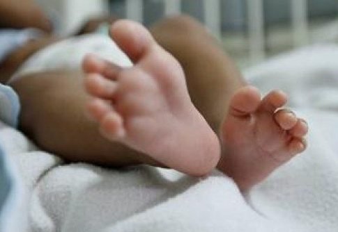 Médicos descobrem bebê repleto de fraturas e pais são investigados por maus-tratos