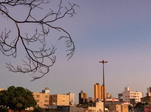Massa de ar seco mantém dia ensolarado e seco com máxima de 34ºC no Estado