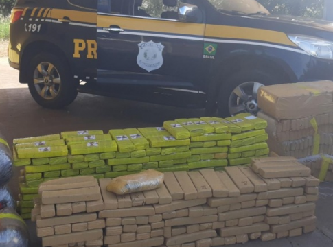 Sem CNH e com carro furtado de locadora, traficante é preso com 355 kg de droga