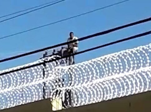 Presidiário tenta fugir, sobe em rede de energia elétrica e fica preso no poste