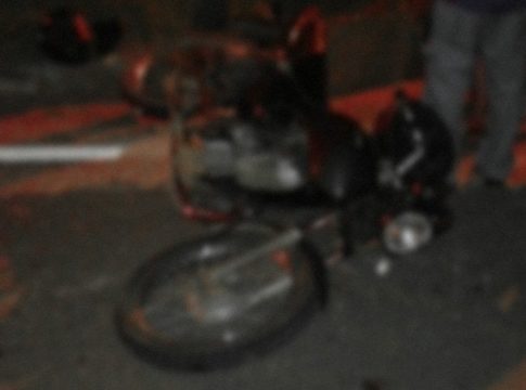 Bêbado, servidor atropela motociclista com veículo oficial da Secretaria de Saúde