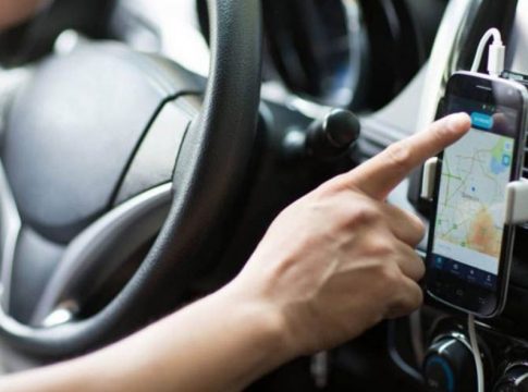 Motorista de aplicativo passa o dia parado no mesmo local e é achado morto