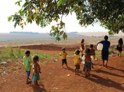 Em meio à pandemia, indígenas de MS caminham até 2km em busca de água contaminada
