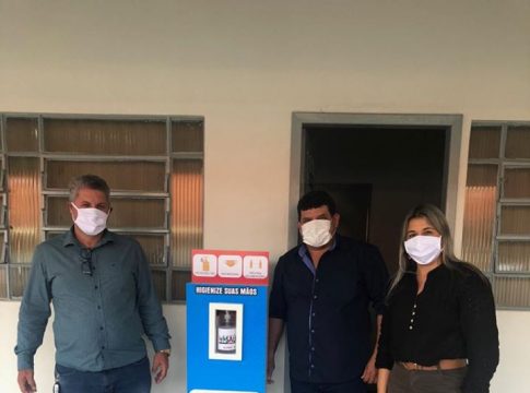 Japorã entrega totens de álcool gel em órgãos públicos e mercados