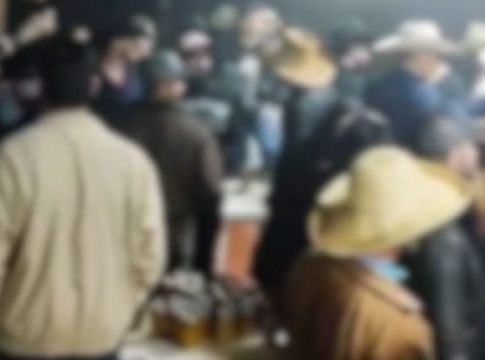 Sem máscaras e aglomeradas, pessoas ignoram pandemia por rodeio ‘clandestino’em Campo Grande