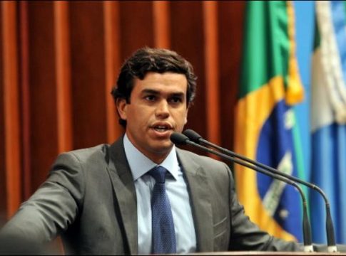 Parlamentares são a favor de redução de salário para auxílio
