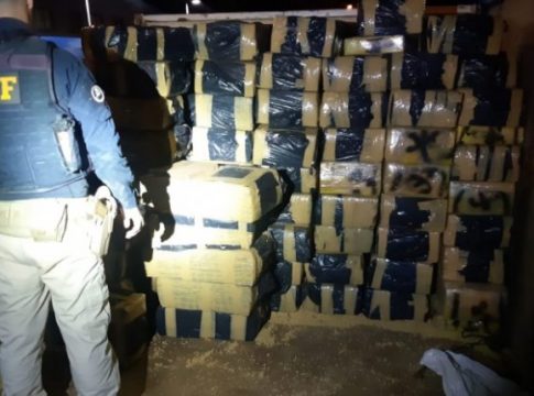 Caminhoneiro é preso ao sair de MS com 3 toneladas de maconha em carga de soja