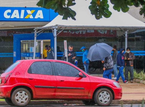 Nascidos em abril encaram nevoeiro e frio na tentativa de sacar mais R$ 600