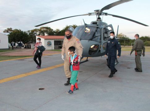 Com suspeita de fratura, criança é socorrida de helicóptero em aldeia