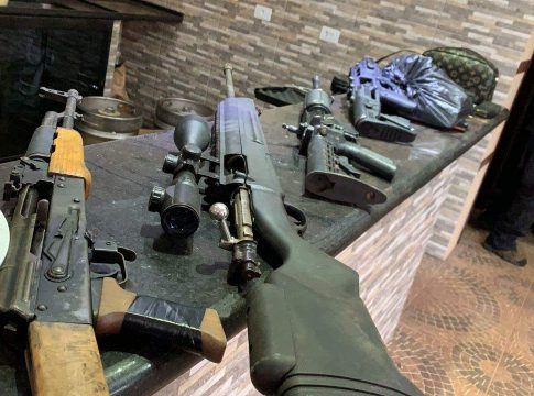 Polícia Federal apreende armas, dinheiro e droga em “QG” do PCC na fronteira