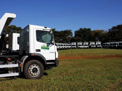 Governo entrega caminhões para recuperação de estradas vicinais em 26 municípios