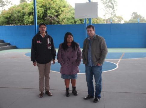 Em Tacuru prefeito Carlinhos vistoria obra de reforma da quadra na Aldeia Sassoró