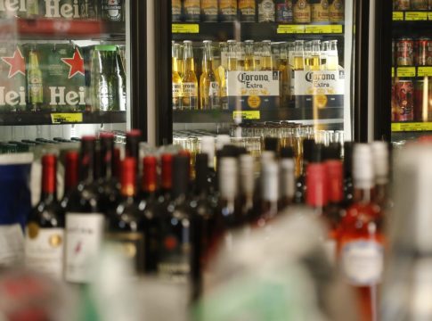 Consumo de bebida alcoólica cresce na pandemia e vendas em conveniências disparam 30%