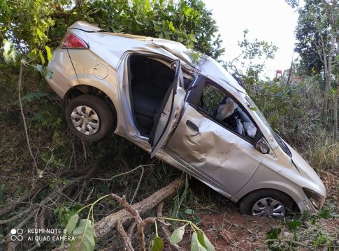 A caminho de Campo Grande, carro capota na BR-262 e ocupantes ficam feridos