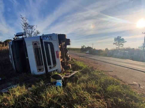 Carreta que levava carne bovina tomba e populares tentam saquear carga na BR-262