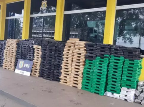 PRF encontra 1,2 t de maconha e 21 kg de skunk em caminhão de mudança