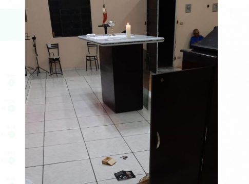 Ladrões arrombam igreja em Campo Grande, destroem sacrário e pisam em hóstias