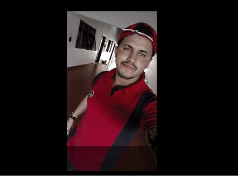 Rapaz é assassinado com tiros na cabeça em frente de casa