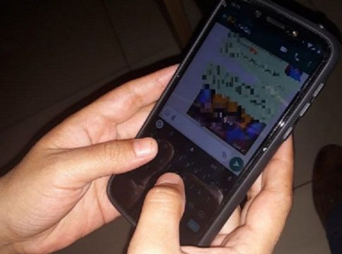 Garota tem fotos íntimas espalhadas em grupos de WhatsApp por ‘ficante’