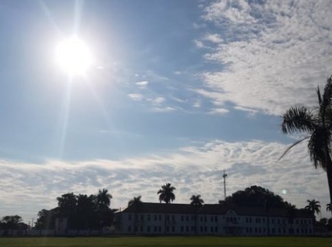 Sol predomina e temperaturas ficam elevadas nesta sexta-feira