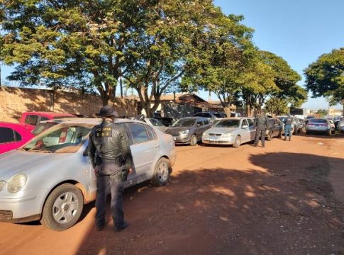 Polícia apreende 20 carros e mais de R$ 2 milhões em produtos do contrabando