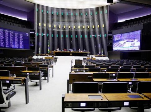 Câmara aprova projeto que impede bloqueio do auxílio