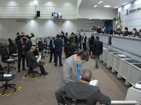 Câmara dribla decreto e estabelecer comércio como atividade essencial