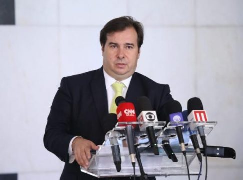 Sistema tributário que gera dificuldade para o investidor, diz Maia