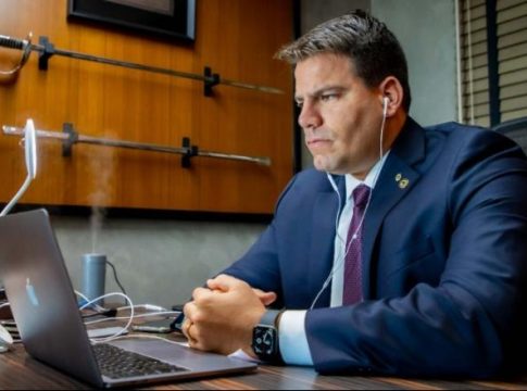 Campeão de votos, Contar sofre sem musculatura política