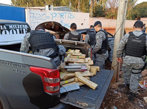 Para fugir, traficante atropela mulher e acaba preso em carro lotado de maconha