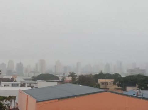 Chuva e frio deixam Campo Grande encoberta por nevoeiro nesta tarde