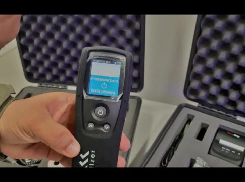 Bafômetro que detecta a distância ao chegar ao Estado