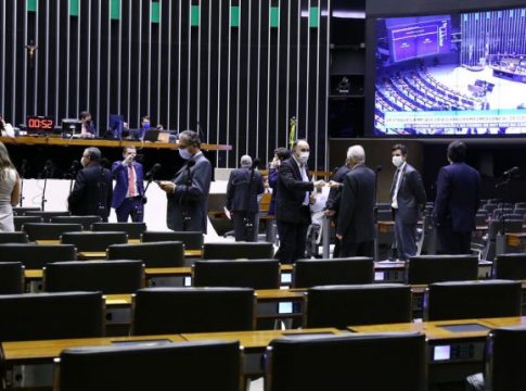Deputados aprovam MP que protege bancos de volatilidade cambial